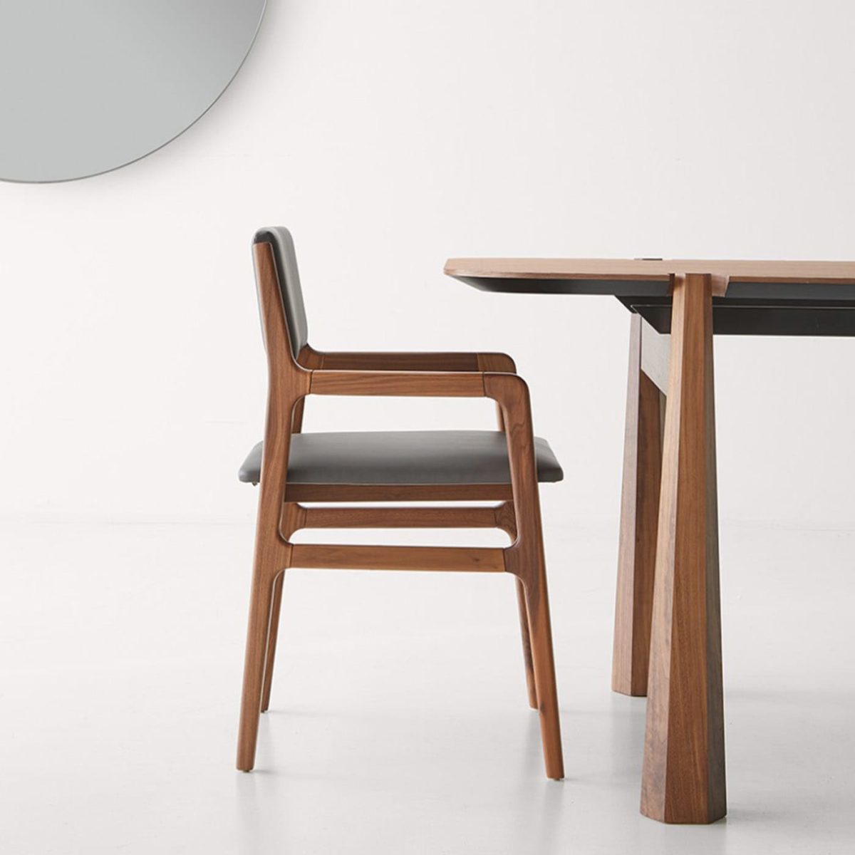 Shanghai chair with armrests by Modo10