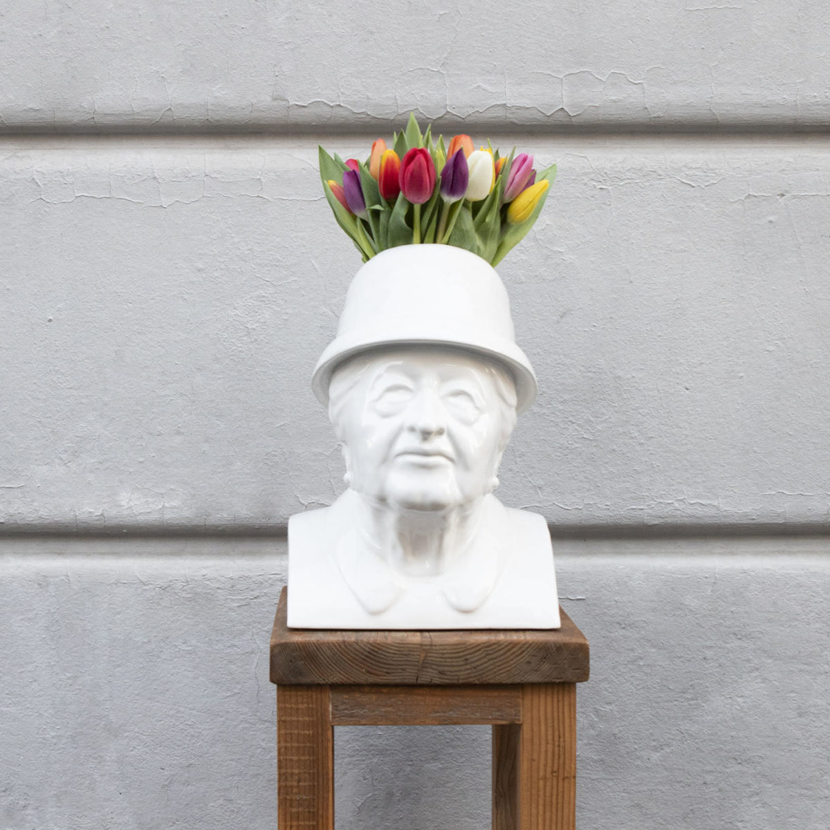 La Gisella White Flowerpot by Loopo