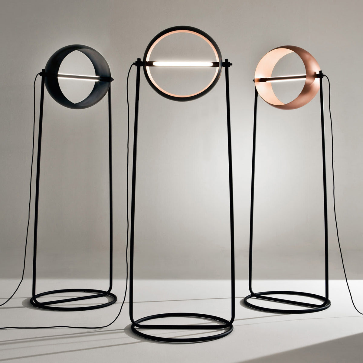 Globe Black Floor Lamp by Laura Meroni